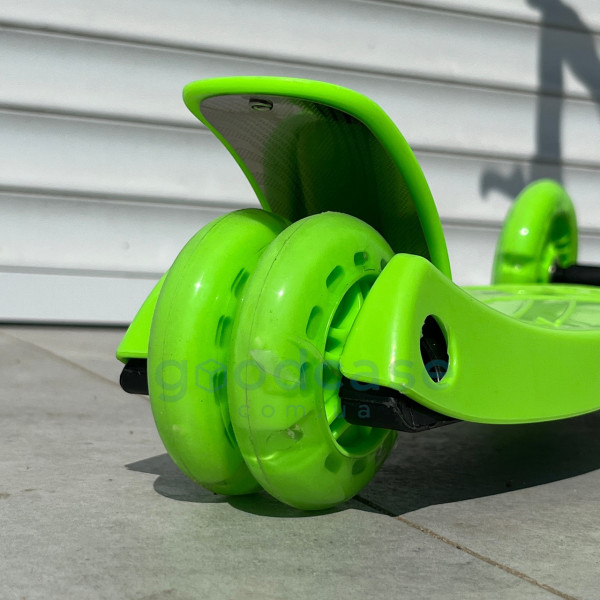 Триколісний самокат Scooter Maxi з ножним гальмом і здвоєними світними колесами (зелений)