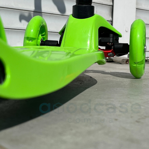 Триколісний самокат Scooter Maxi з ножним гальмом і здвоєними світними колесами (зелений)