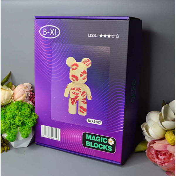 Конструктор magic blocks 43см у вигляді ведмедика з поцілунками "bearbrick" 3D 3000 деталей на подарунок