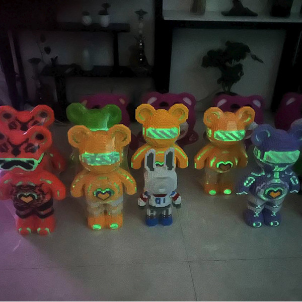 Конструктор світний 3D Magic Blocks у вигляді ведмедика Bearbrick серце «Kisses» Рожевий 4031 деталь