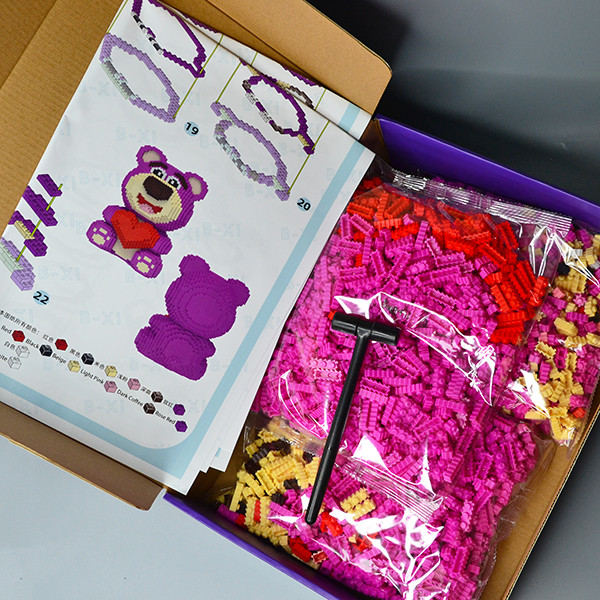 Конструктор 3D Magic Blocks у формі ведмедика Bearbrick "Kisses" із серцем 4450 деталей