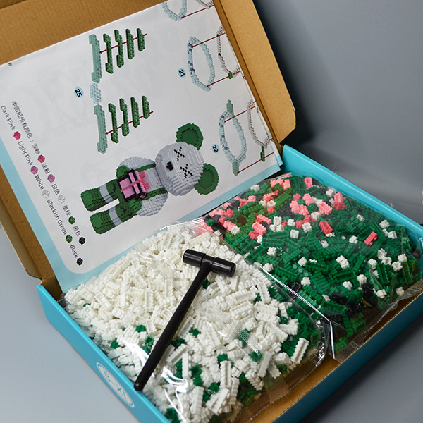 Конструктор наноблок Magic Blocks у формі ведмедика Bearbrick "Kisses" з подарунком Зелений 3089 деталей